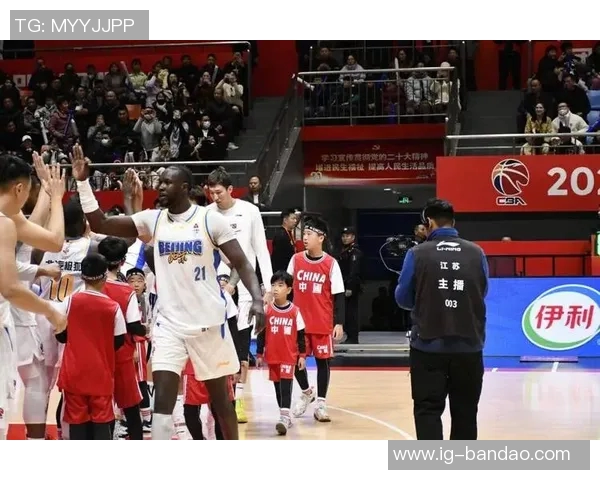 父子同台竞技雄鹿国王对决哈姆父子三人齐聚赛场展现篮球魅力